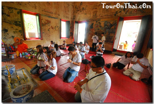 ถวายสังฆทานในวัดประดู่ทรงธรรม