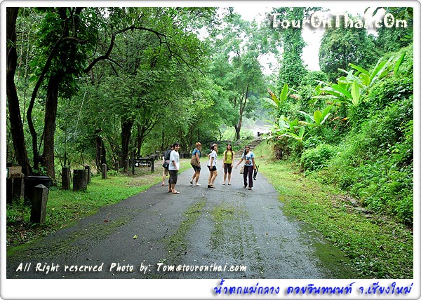 บรรยากาศทางเดินน้ำตกแม่กลาง