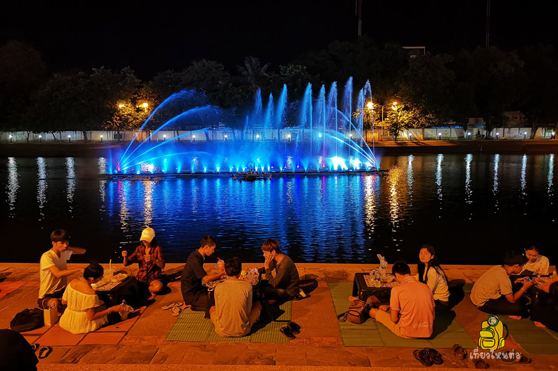 บรรยากาศกินข้าวชมน้ำพุสีถนนเซราะกราว