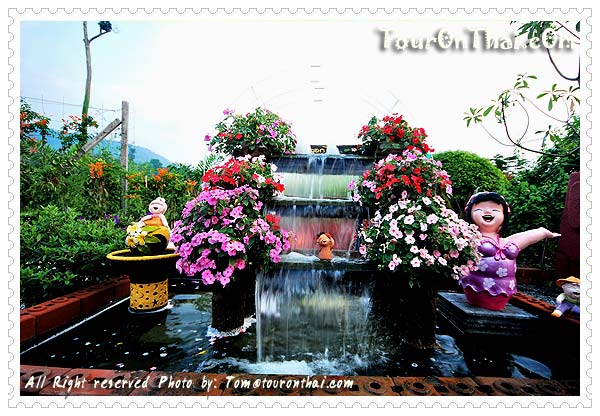 น้ำตกทางเข้าวังดอกไม้