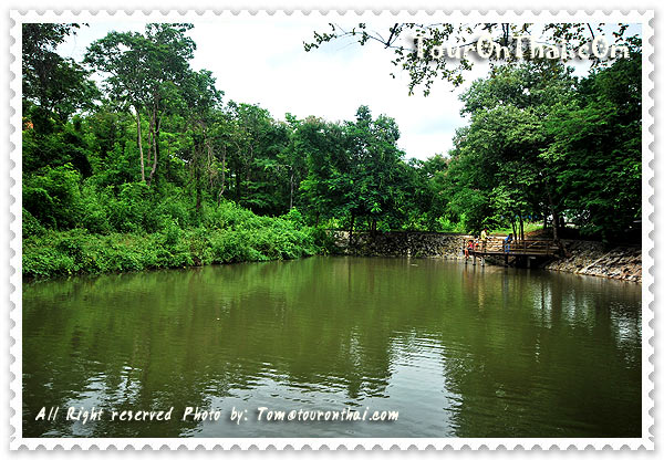 สระน้ำข้างบันไดนาค