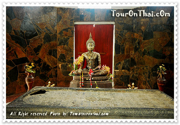 รอยพระพุทธบาทจำลอง