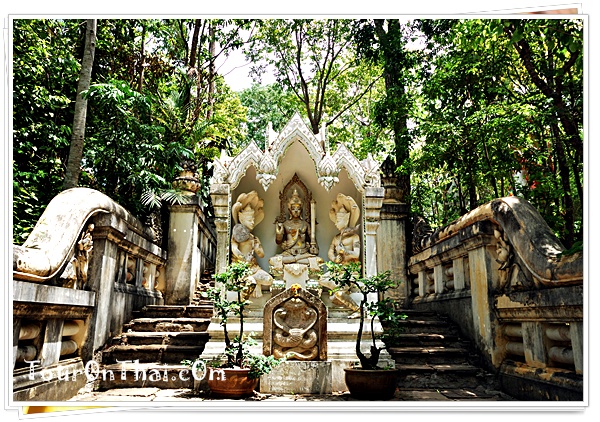 รูปจำลองนาคมานพในเครื่องทรงกษัตริย์