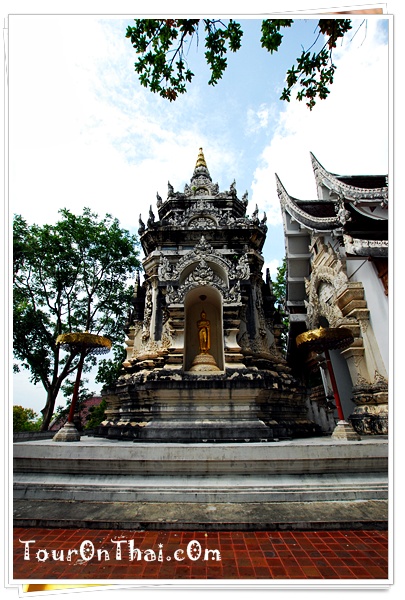 พระเจดีย์ด้านหลังอาคาร