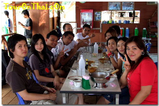 บริการอาหารบนแพสายชลในเชี่ยวหลาน