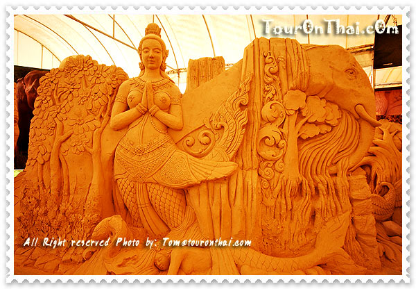 ปราสาททราย-ศิลปะไทยหน้าทางเข้า