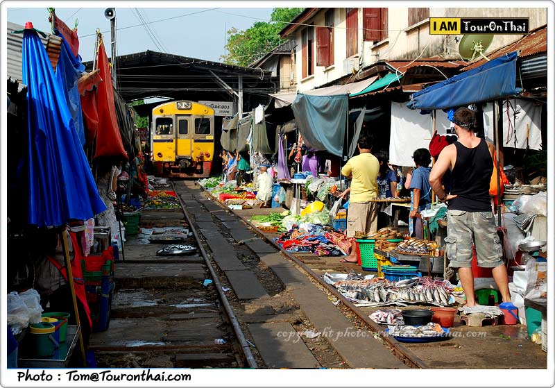 ตลาดร่มหุบ (ตลาดรถไฟ) สมุทรสงคราม