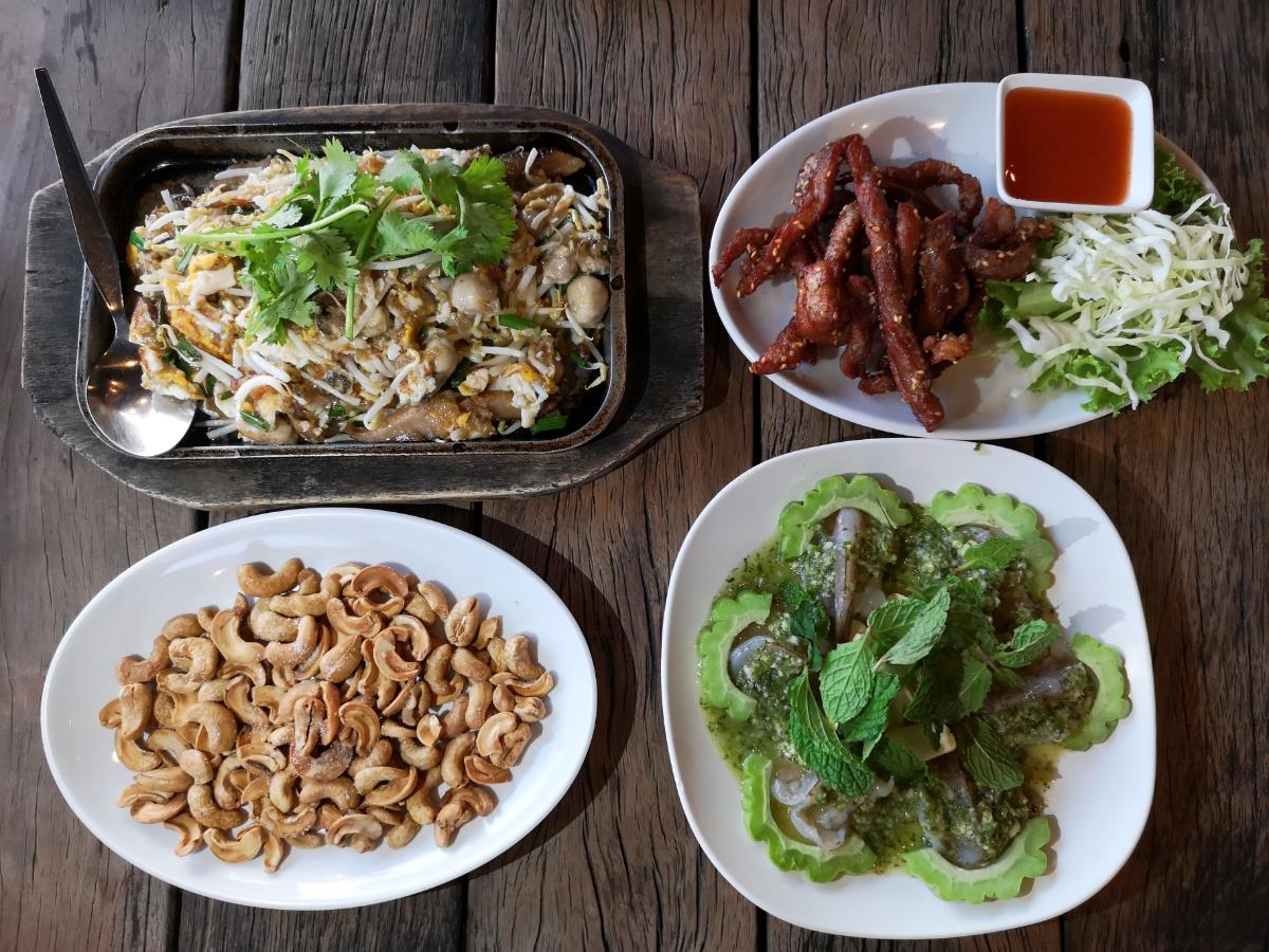 ,Ban Mai Rim Nam Restaurant